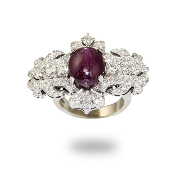 Anillo en oro blanco, diamantes y rubi estrella