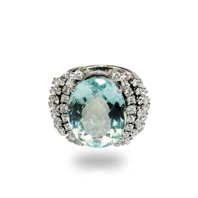 Anillo en oro blanco con agua marina y diamantes.