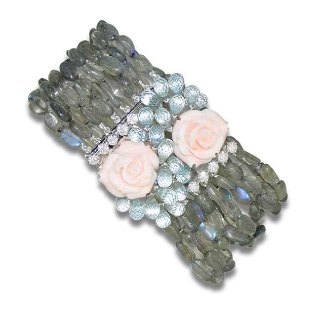 Pulsera en oro blanco con flores de coral, brillantes, agua marinas y labradoritas.