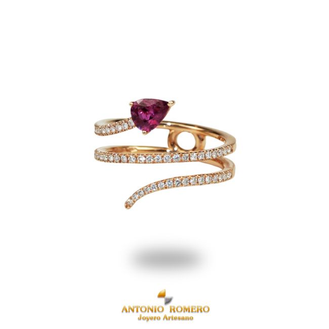 Ring aus Roségold mit Diamanten und Rubin.