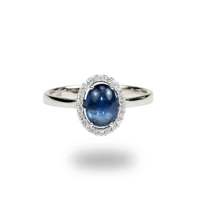 Anillo en oro blanco con diamantes y zafiro estrella.