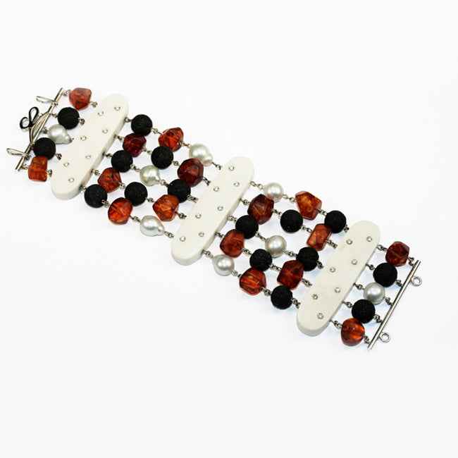 Pulsera en oro blanco con diamantes talla brillante, ámbar, perlas y márfil.