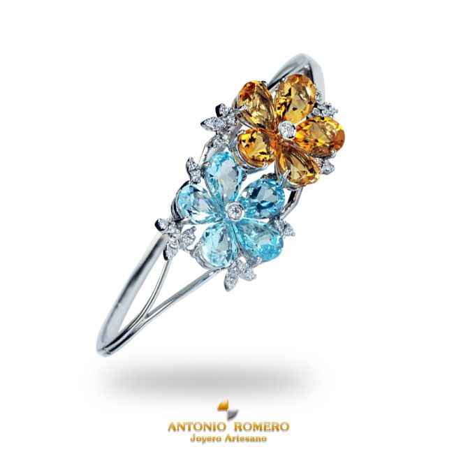 Pulsera en oro blanco con diamantes y flores de topacios azul y citrinos