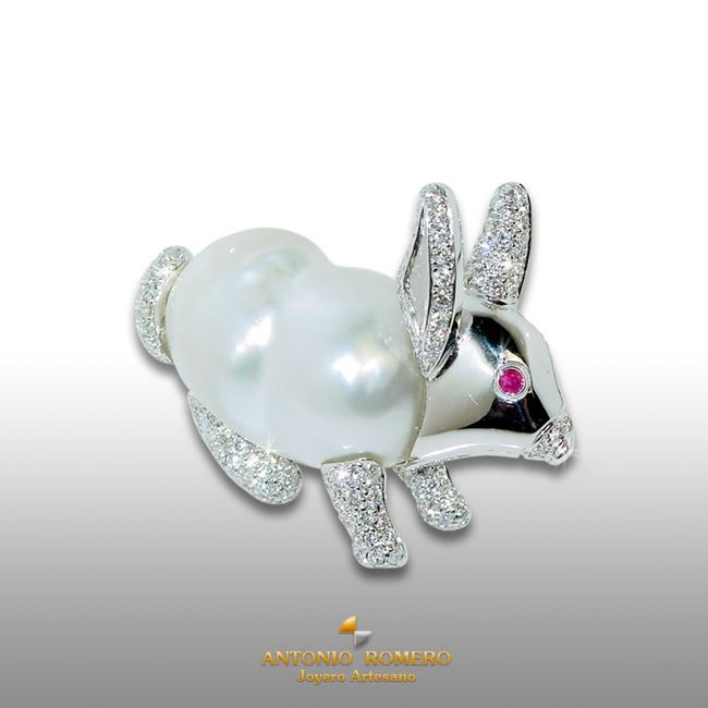Kaninchenbrosche mit barocker australischer Perle, Diamanten und Rubin.