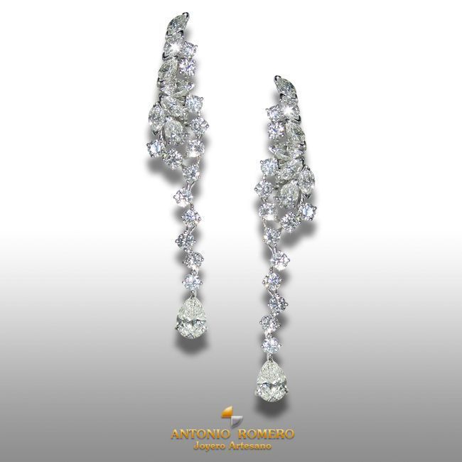 Lange Ohrringe mit Diamanten im Tropfenschliff