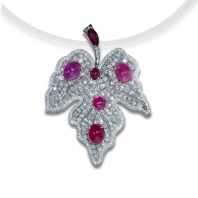 Collar en oro blanco con hoja de diamantes y rubies.