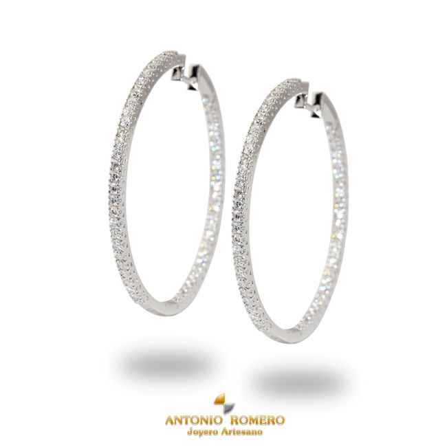 Pendientes en oro blanco criolla grande con diamantes.