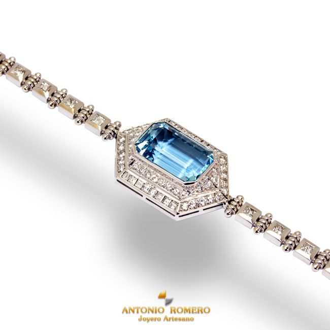 White gold bracelet with diamonds and rectangular aquamarine