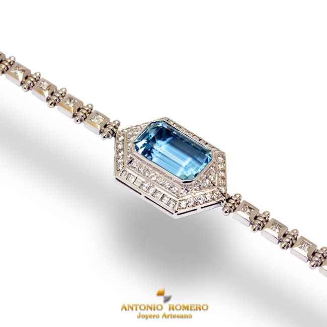 Pulsera en oro blanco con diamantes y agua marina rectangular