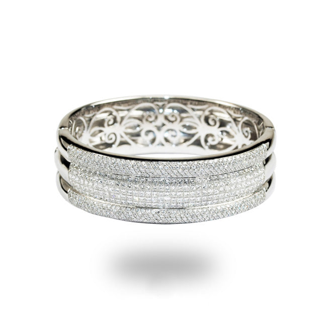 Breites, starres Armband aus Weißgold mit Diamanten.