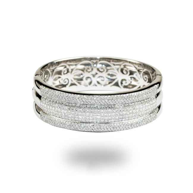 Pulsera en oro blanco rígida ancha con diamantes.