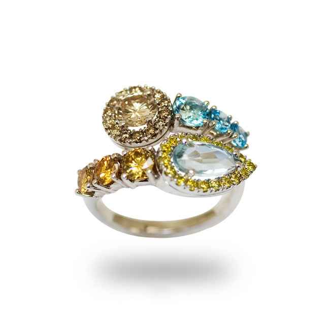 Anillo en oro blanco con agua marina, topacios azules y brillantes