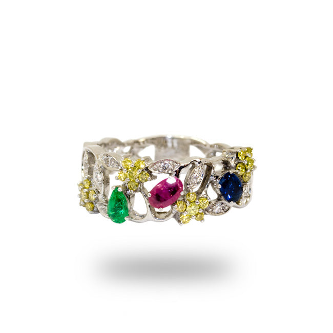 Anillo en oro blanco con diamantes, rubí, esmeralda y zafiro.