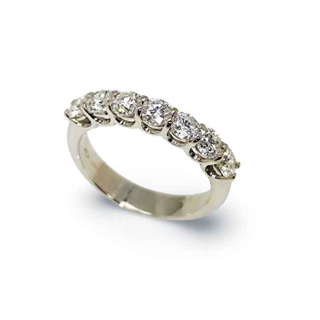 Anillo en oro blanco media alianza de diamantes