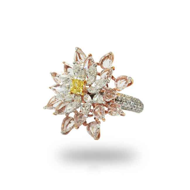 Anillo en oro rosa con diamantes color