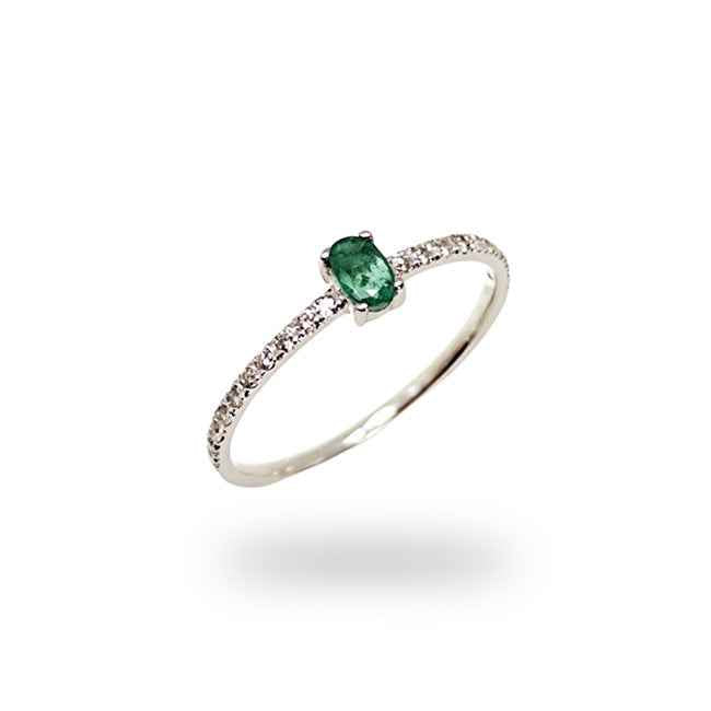 Anillo en oro blanco con diamantes y esmeralda central