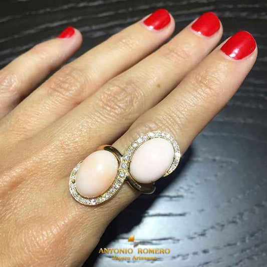 Anillo en oro amarillo con corales y diamantes