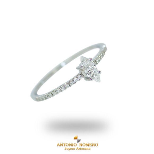 Anillo en oro blanco con diamante marquise y brillantes