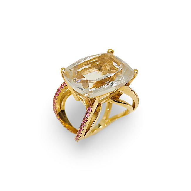 Anillo en oro rosa con cuarzo rutilado y zafiros rosa