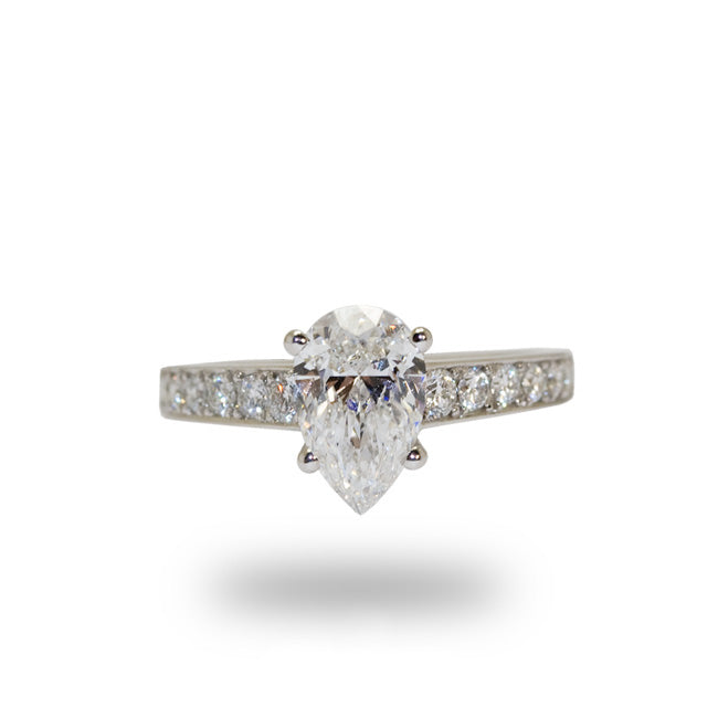 Weißgoldring mit einem Diamanten im Tropfenschliff von 1,52 ct in der Mitte