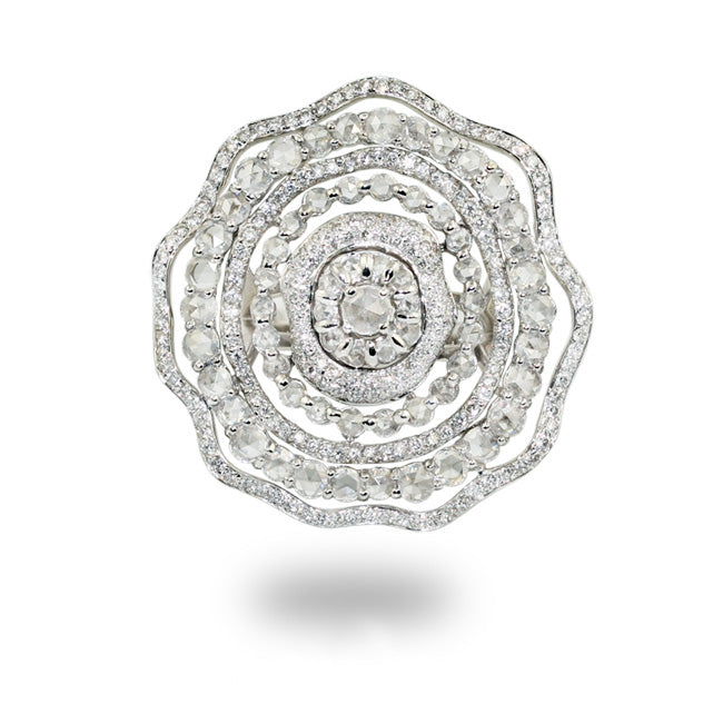 Anillo en oro blanco calada con diamantes y brillantes.