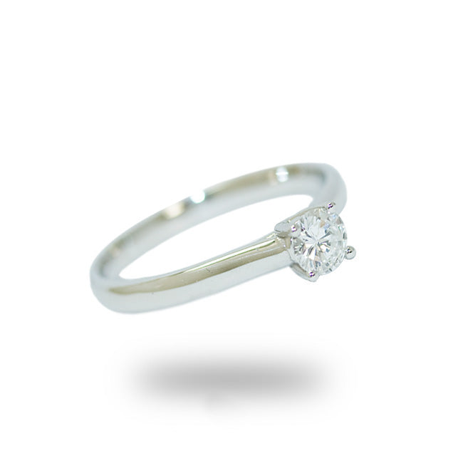 Anillo en oro blanco de compromiso con diamante central 0,24