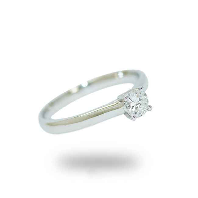 Anillo en oro blanco de compromiso con diamante central 0,24