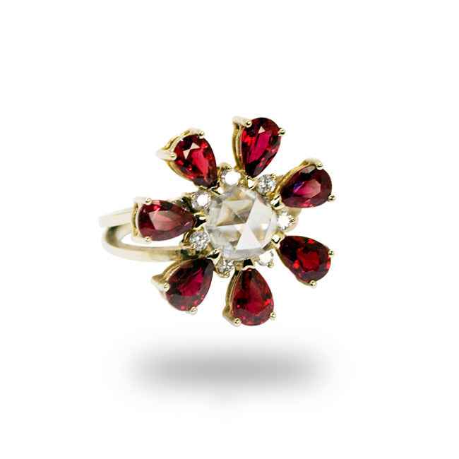 Anillo en oro amarillo con zafiros rojos y diamante central