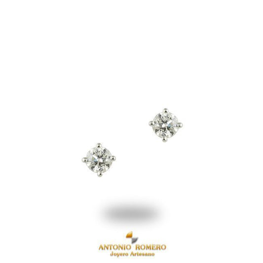 Central diamond stud earrings 0.65 cts.