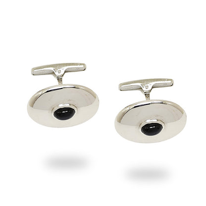 Oval cufflinks in 18 carat white gold with onyx center