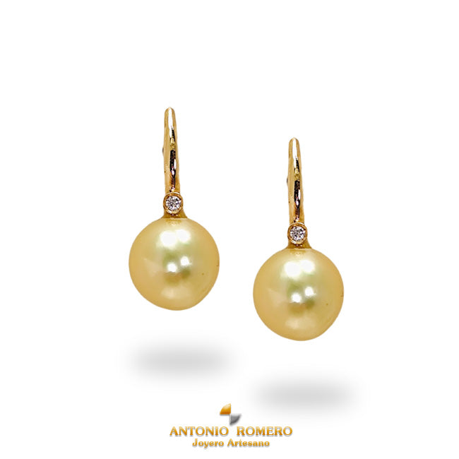 Earrings in rose gold with diamonds and golden south sea pearls