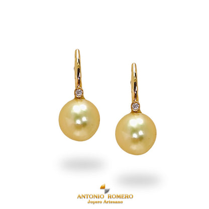 Earrings in rose gold with diamonds and golden south sea pearls