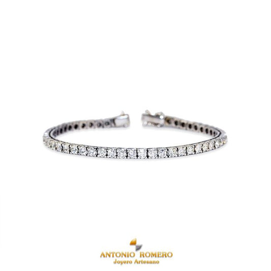 White gold tenis bracelet with 3.13 cts brilliant-cut diamonds.