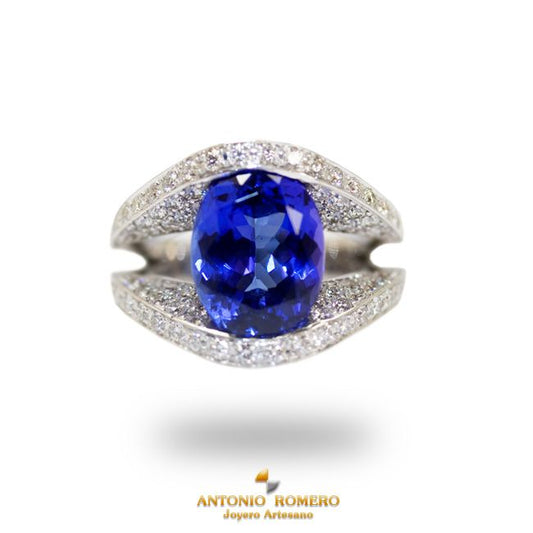 White gold ring with central tanzanite and diamonds