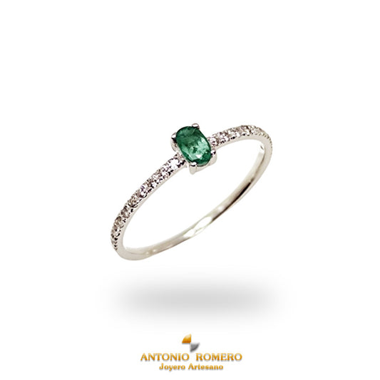 White gold ring with diamonds and central emerald