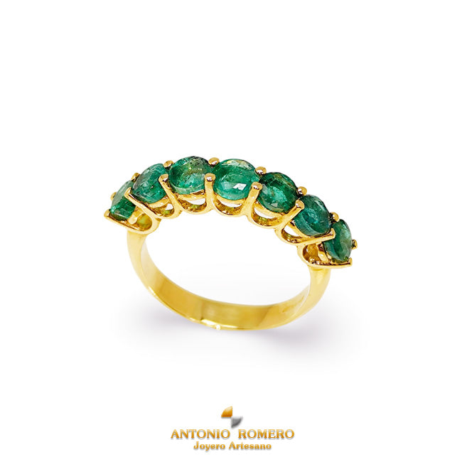 Yellow gold ring with emeralds