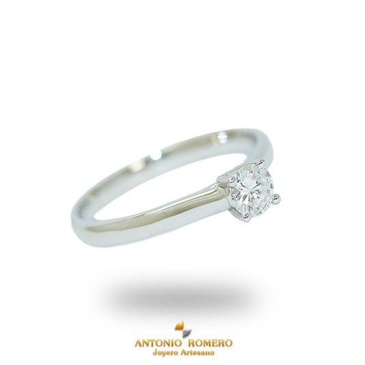 Engagement ring with 0.24 central diamond